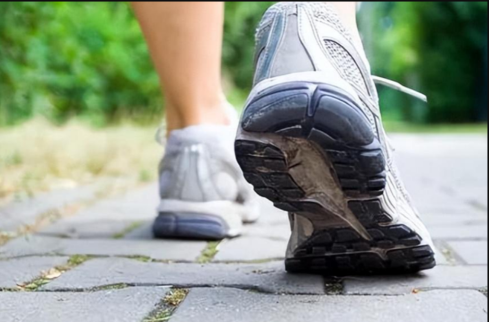 Sau 50 tuổi, đi bộ hơn 10.000 bước/ngày có thể khiến cơ thể gặp 3 vấn đề nghiêm trọng: Nhớ 2 điều khi tập luyện để kéo dài thêm 5 năm tuổi thọ - Ảnh 3